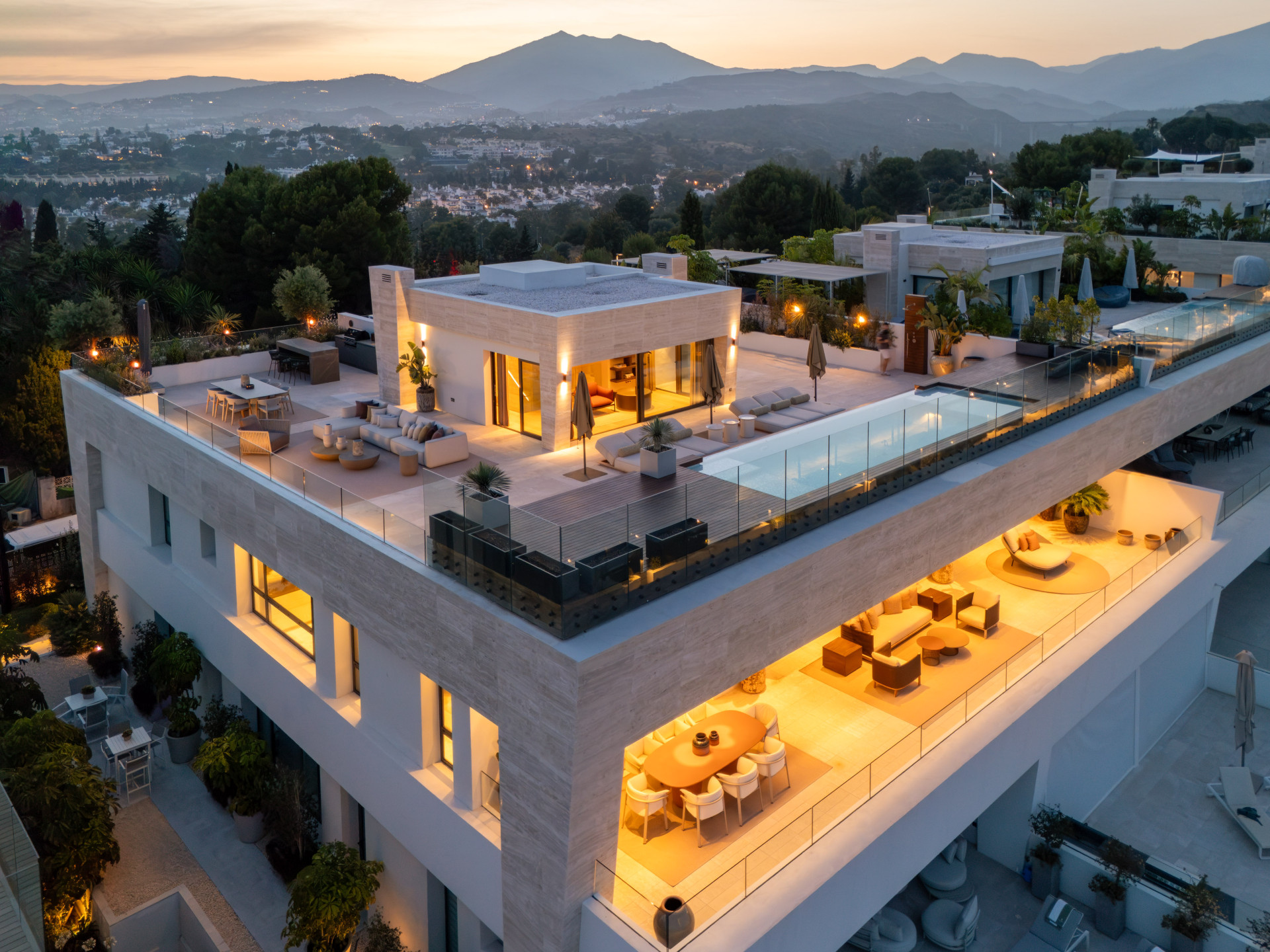 4 Bedroom Villa in Marbella - Photo 32