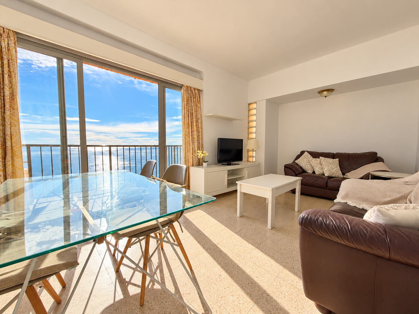 2 Bedroom Apartment in Fuengirola - Photo 2