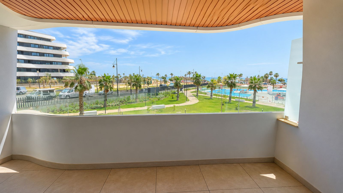 2 Bedroom Apartment in Torremolinos - Photo 4