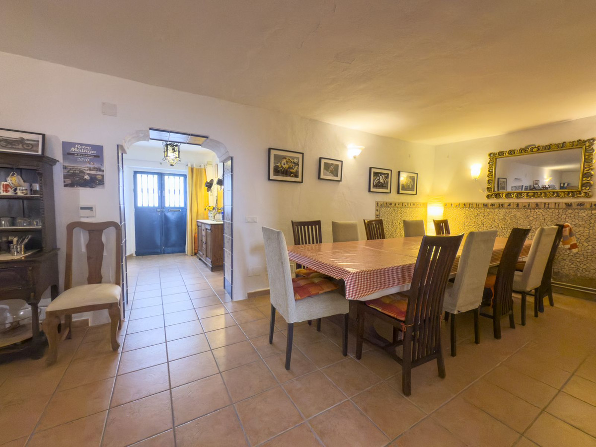 6 Bedroom Townhouse in Tolox - Photo 9