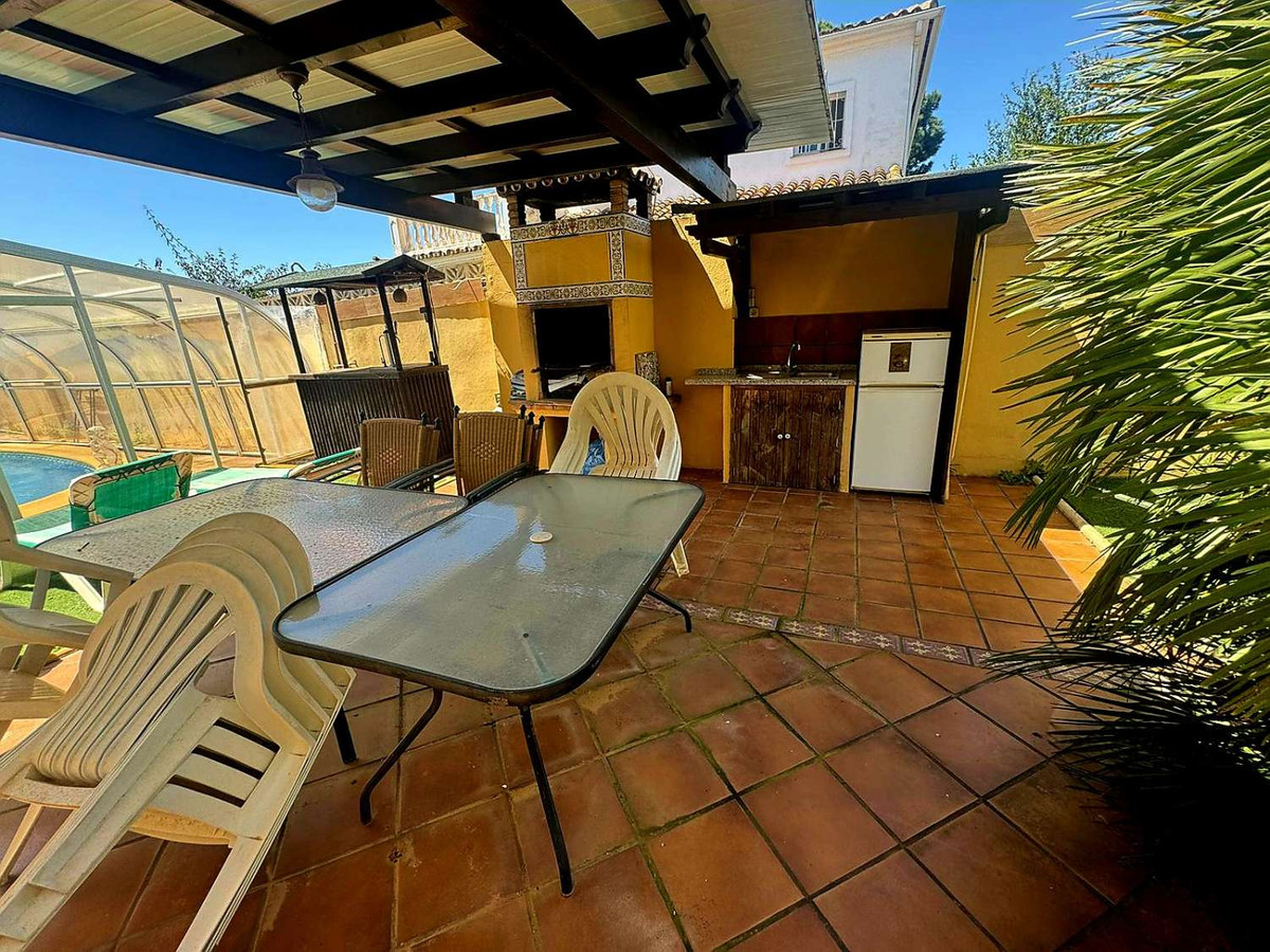 4 Bedroom Villa in Marbella - Photo 32