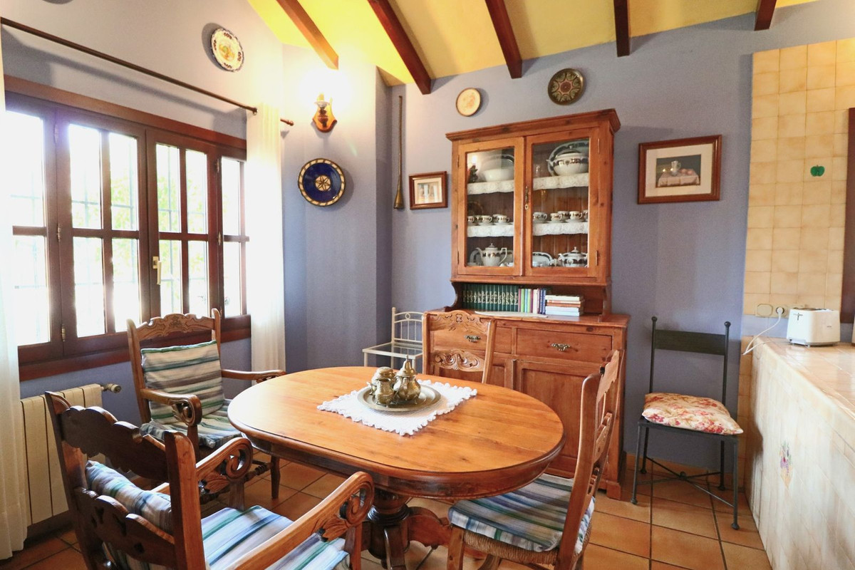 4 Bedroom Villa in Marbella - Photo 16