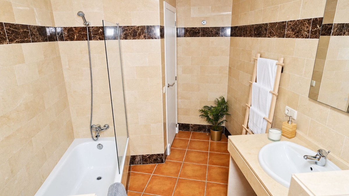 1 Bedroom Apartment in Benahavís - Photo 14