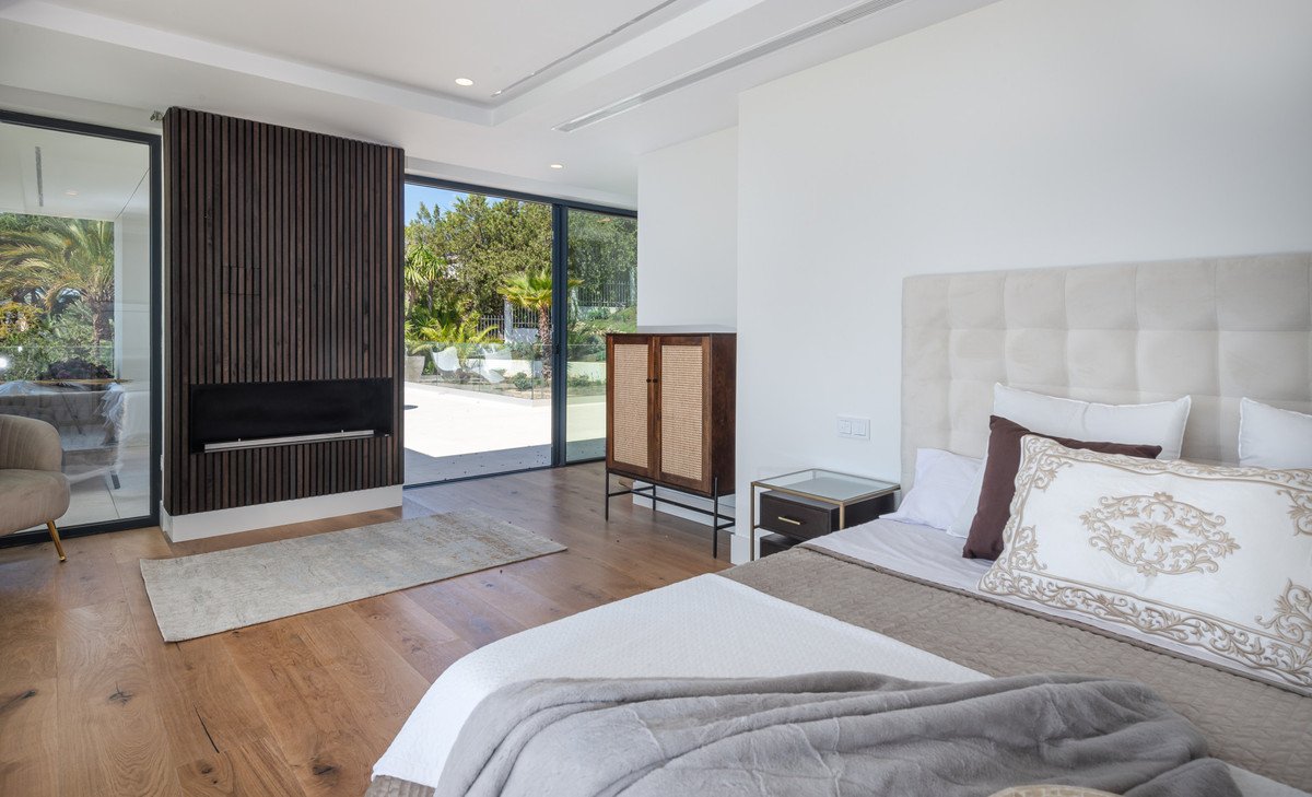 5 Bedroom Villa in Marbella - Photo 3