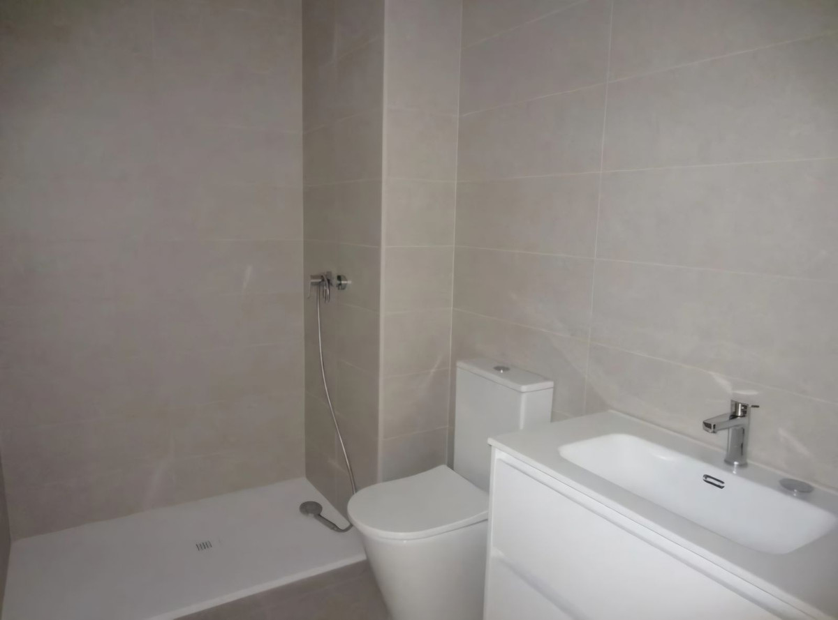 2 Bedroom Apartment in Fuengirola - Photo 10