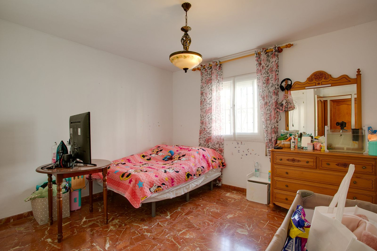 4 Bedroom Townhouse in Estepona - Photo 5