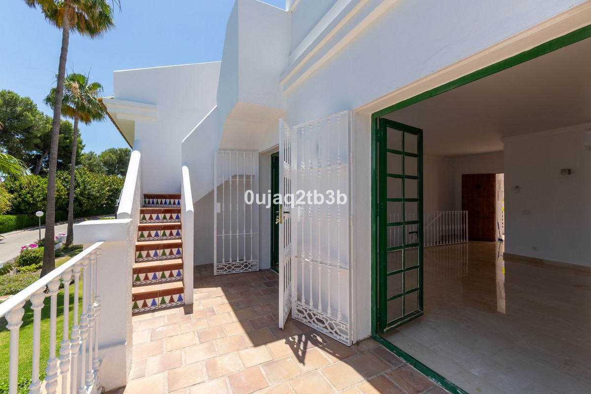 3 Bedroom Townhouse in Marbella - Photo 8