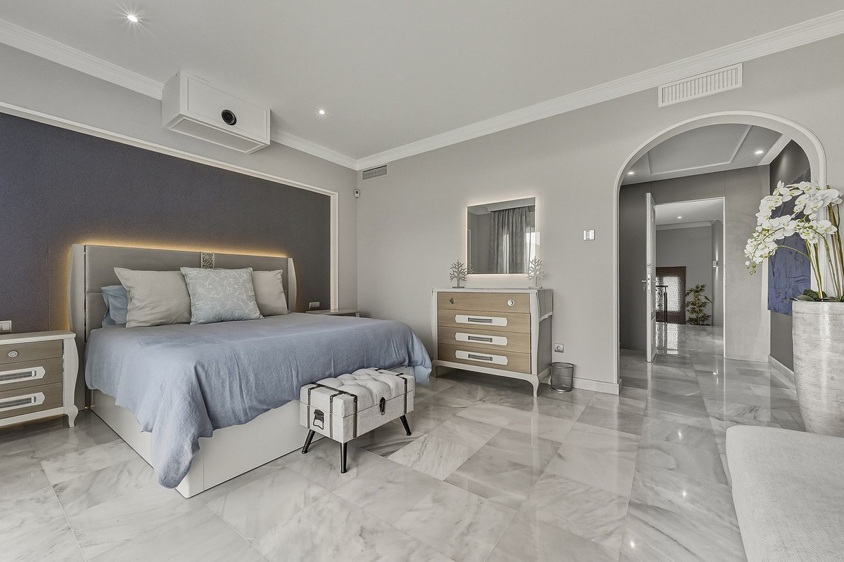 5 Bedroom Villa in San Pedro de Alcántara - Photo 5