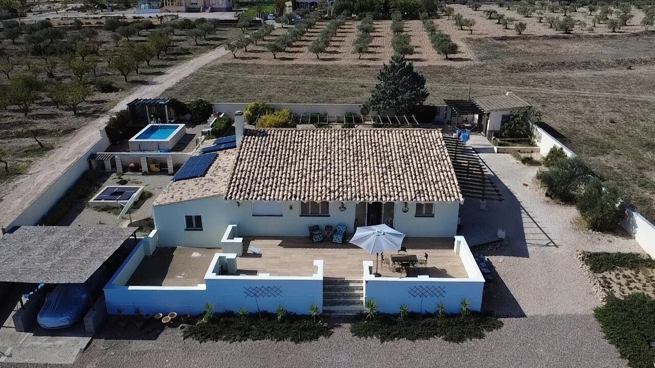 4-bedroom villa with pool in Albacete, Spain – Photo 1