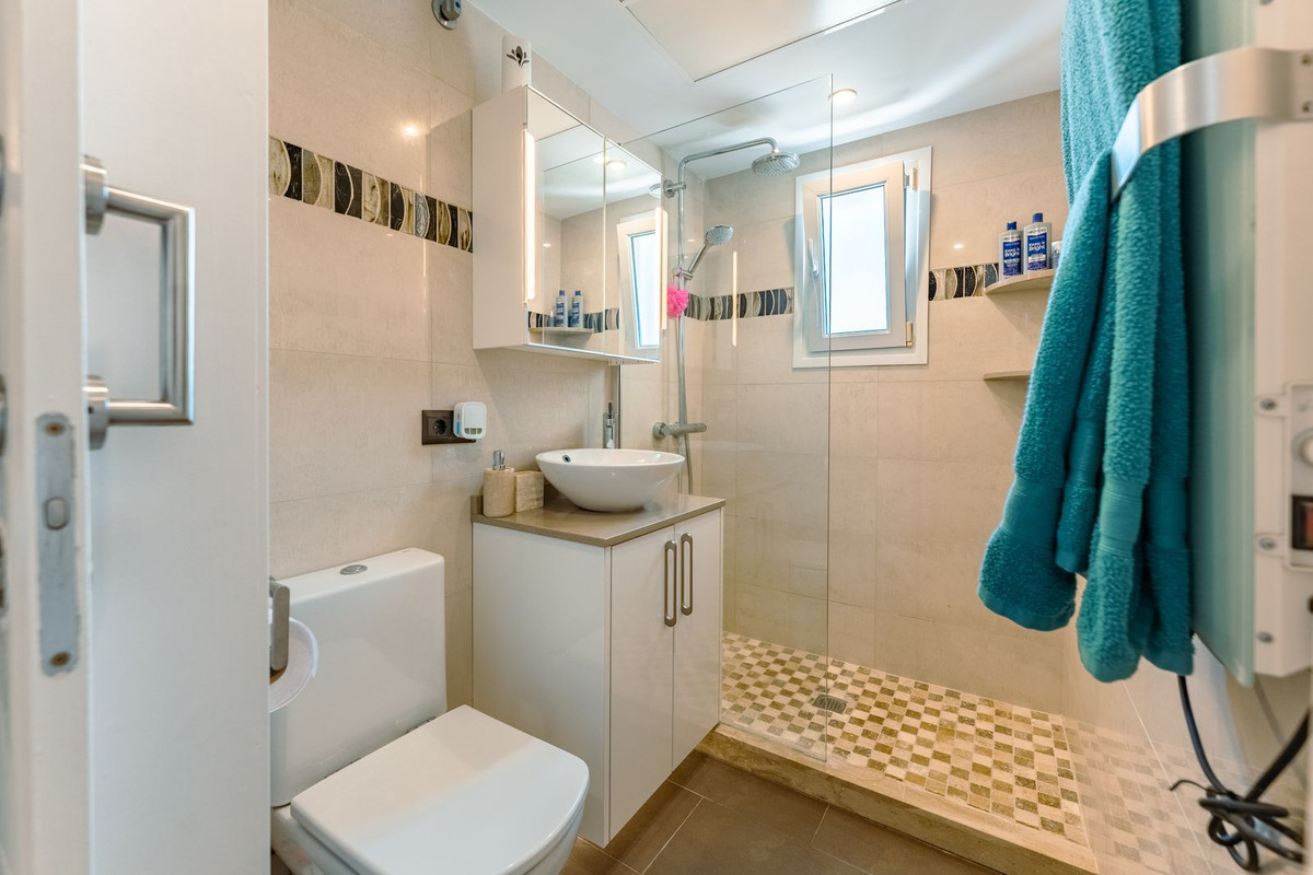 4 Bedroom Villa in Estepona - Photo 20
