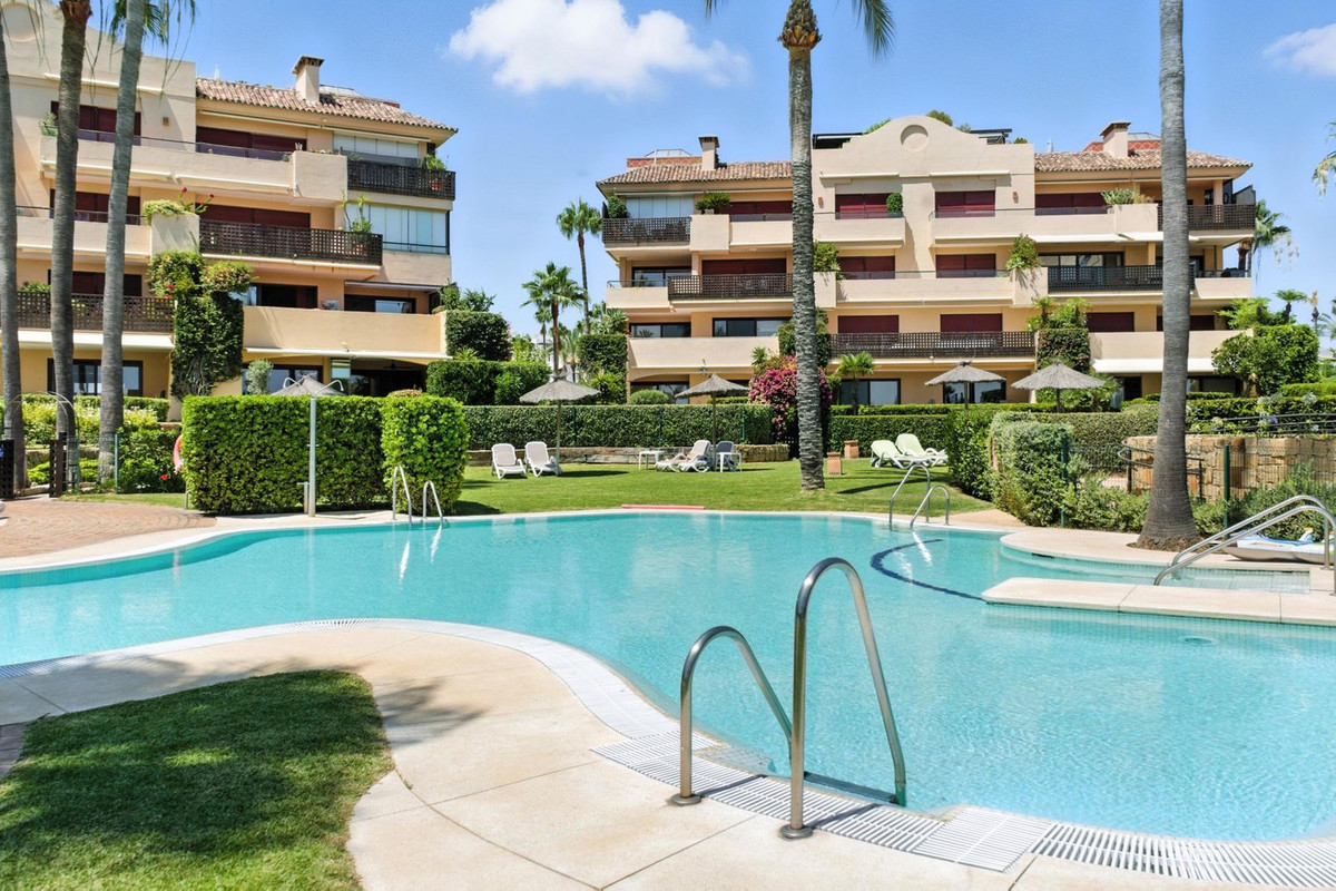 2 Bedroom Apartment in Estepona - Photo 6