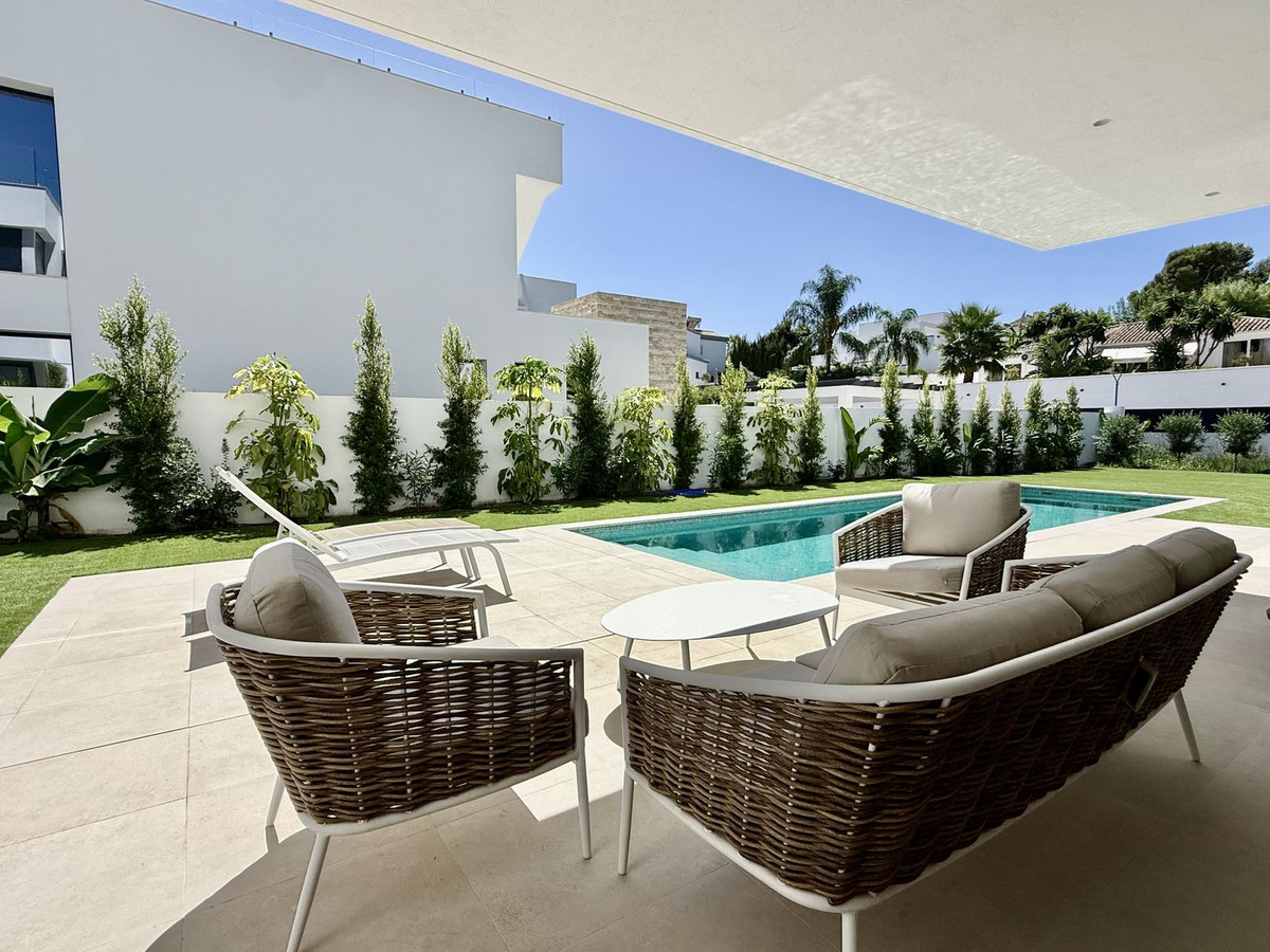6 Bedroom Villa in Estepona - Photo 7