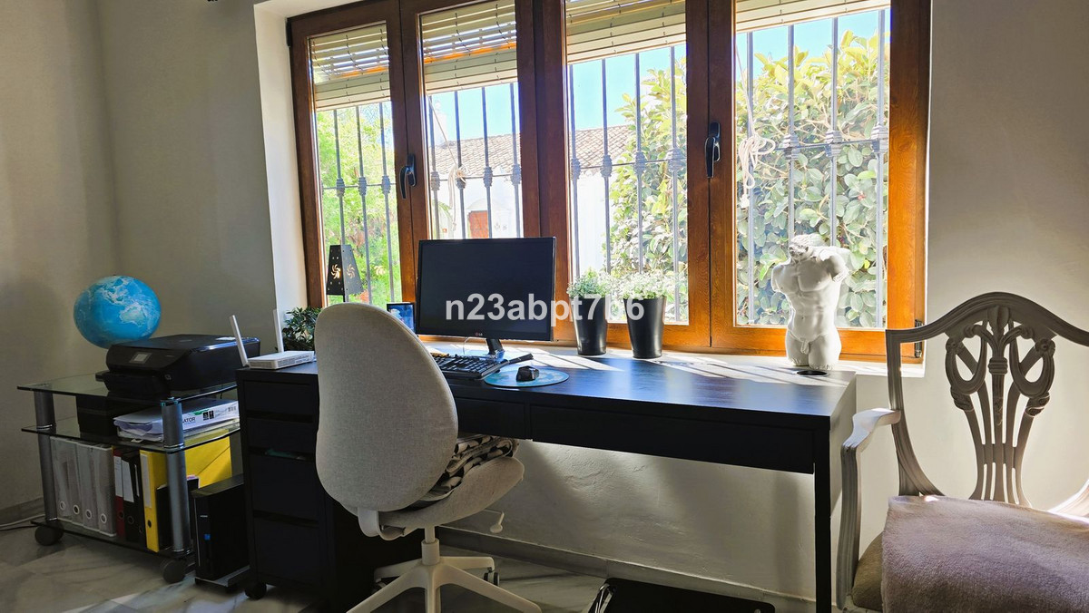 2 Bedroom Apartment in Benahavís - Photo 7