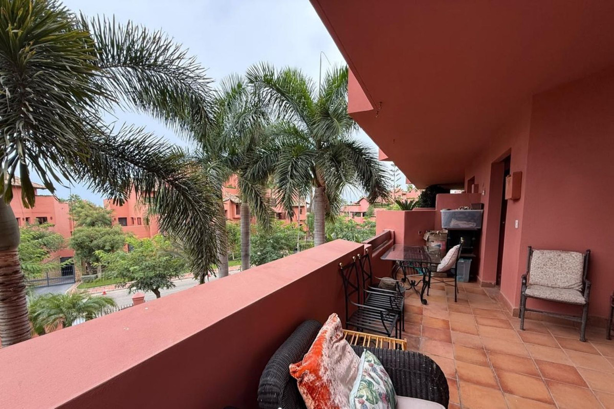 2 Bedroom Apartment in Estepona - Photo 8