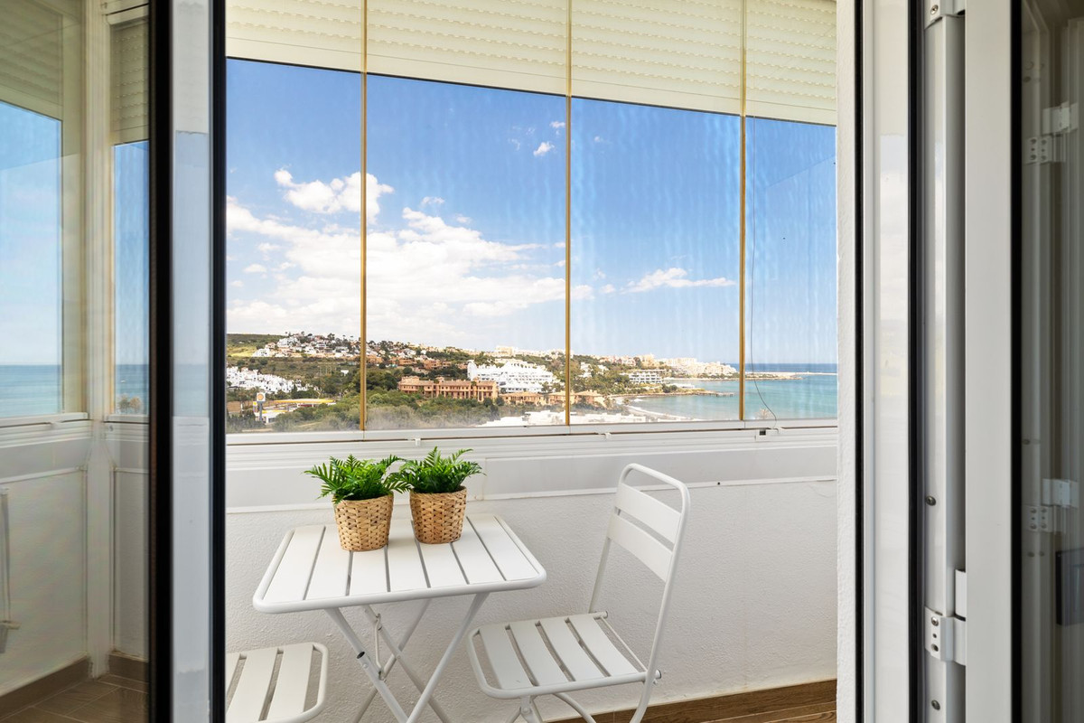 3 Bedroom Penthouse in Estepona - Photo 10