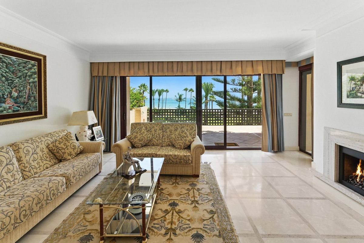 2 Bedroom Apartment in Estepona - Photo 13