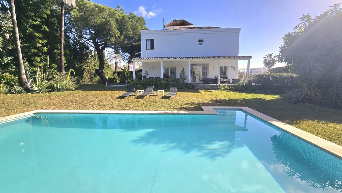 8 Bedroom Villa in Marbella - Photo 46