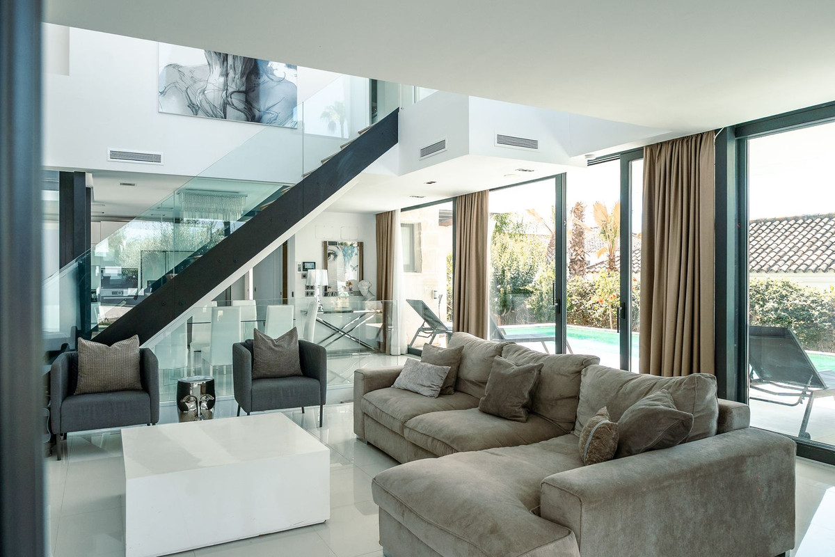 5 Bedroom Villa in Marbella - Photo 10