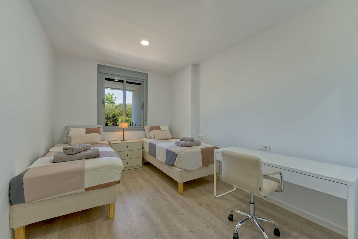 3 Bedroom Apartment in Estepona - Photo 14