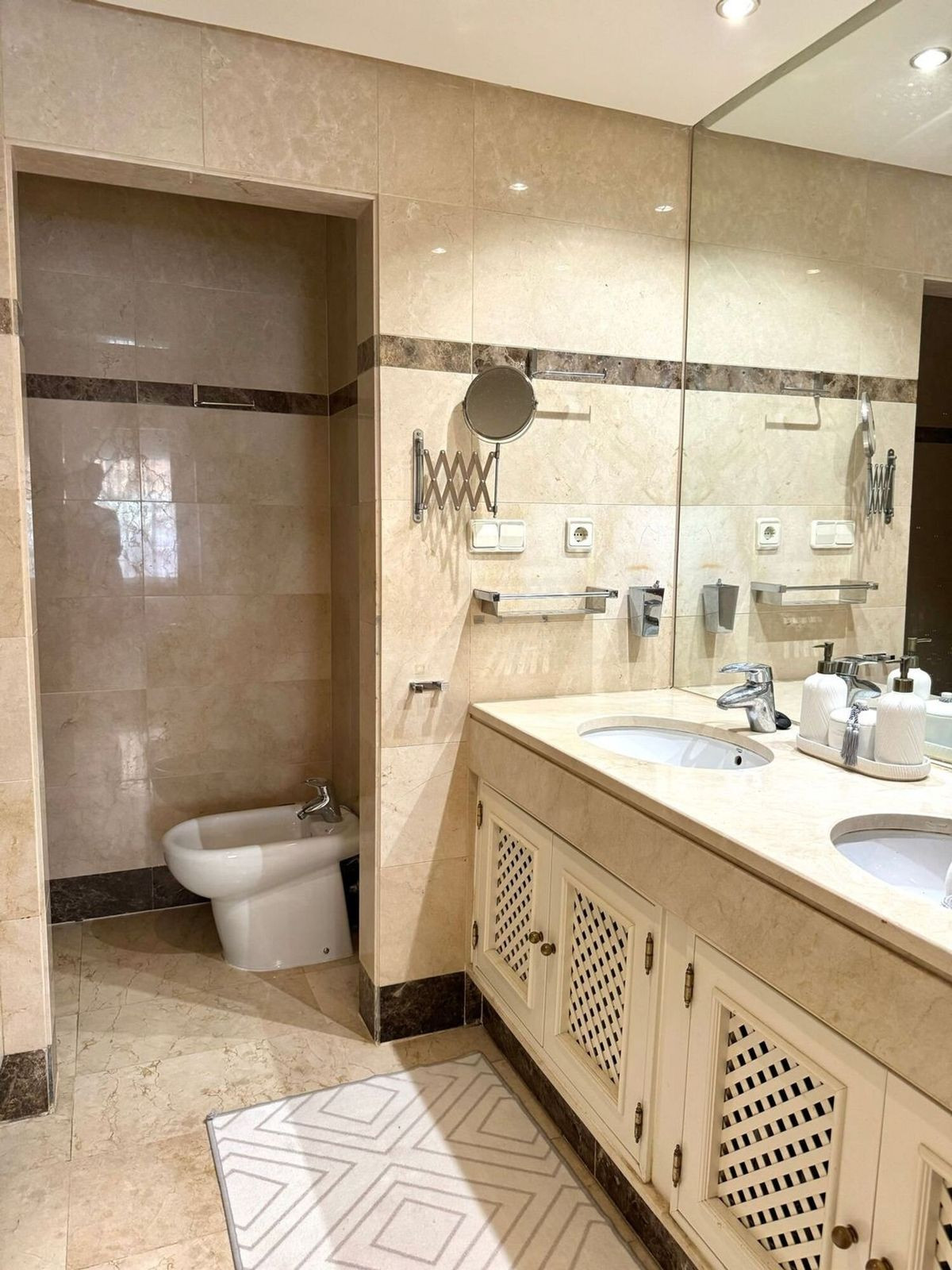 2 Bedroom Apartment in Marbella - Photo 9
