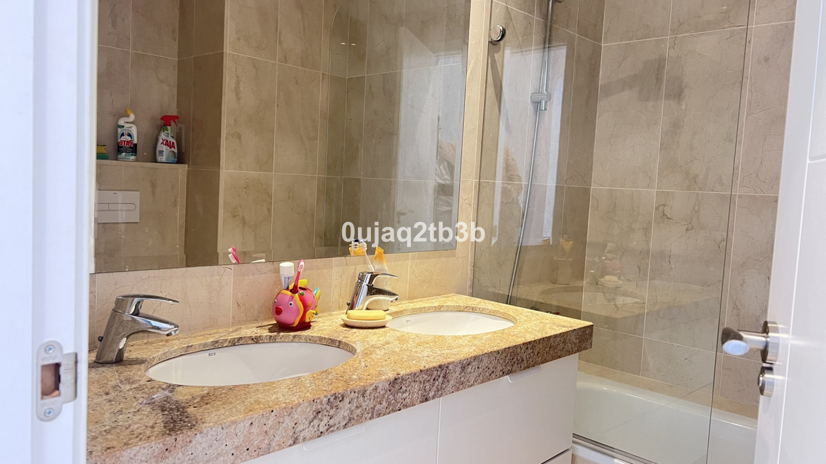 4 Bedroom Apartment in Marbella - Photo 14