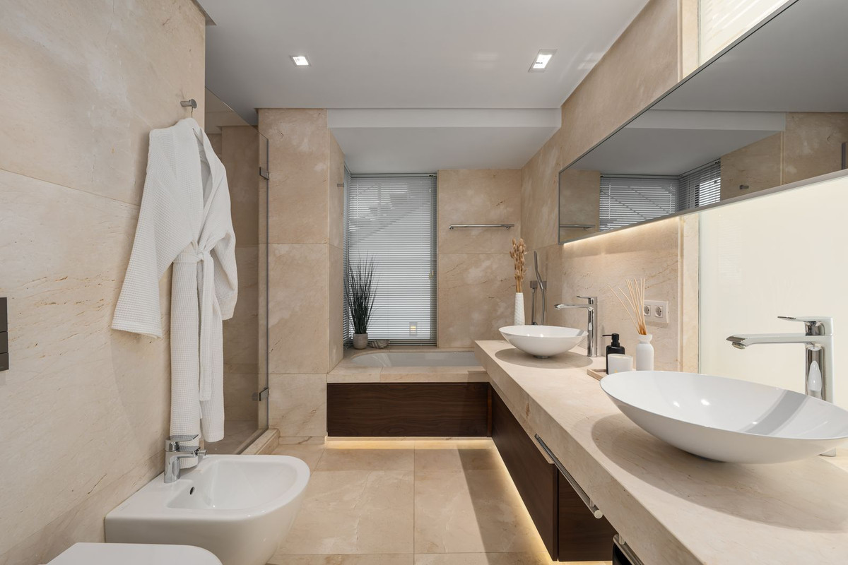 4 Bedroom Villa in Marbella - Photo 18