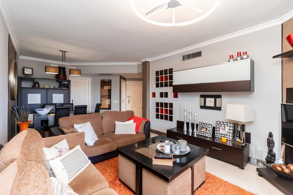 3 Bedroom Penthouse in Estepona - Photo 3