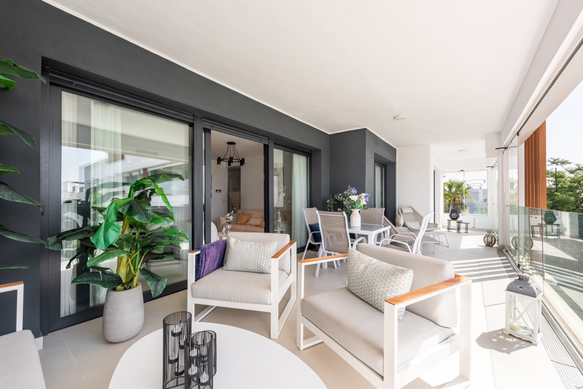 3 Bedroom Apartment in Estepona - Photo 2