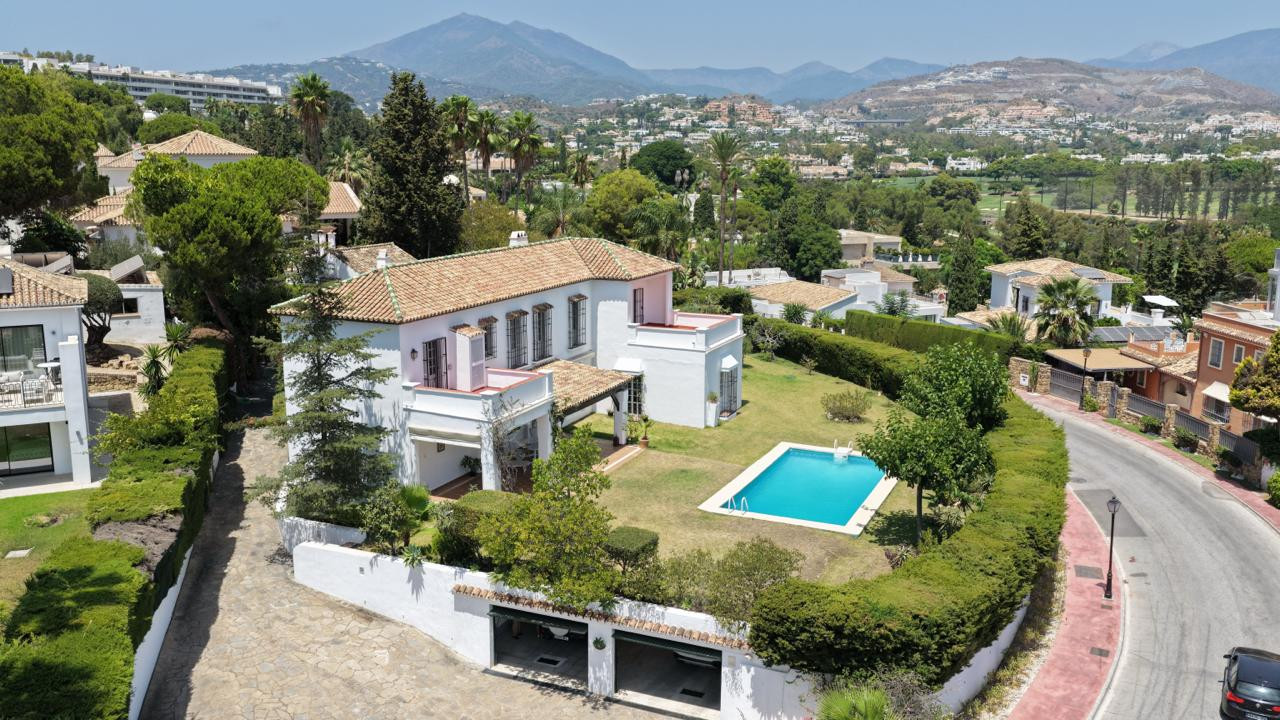 6 Bedroom Villa in Marbella - Photo 2