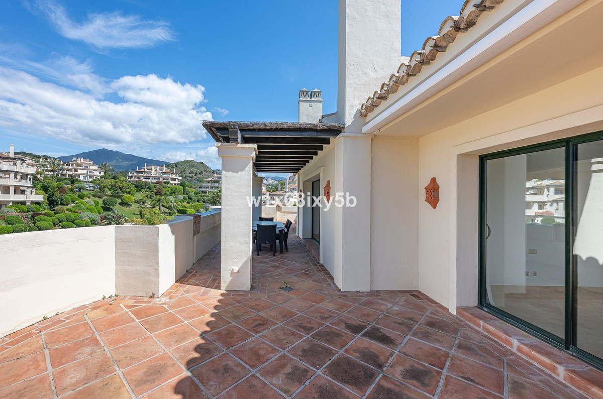 3 Bedroom Penthouse in Benahavís - Photo 9