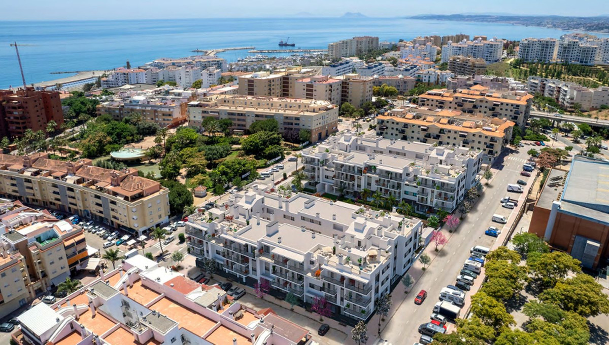 2 Bedroom Penthouse in Estepona - Photo 10