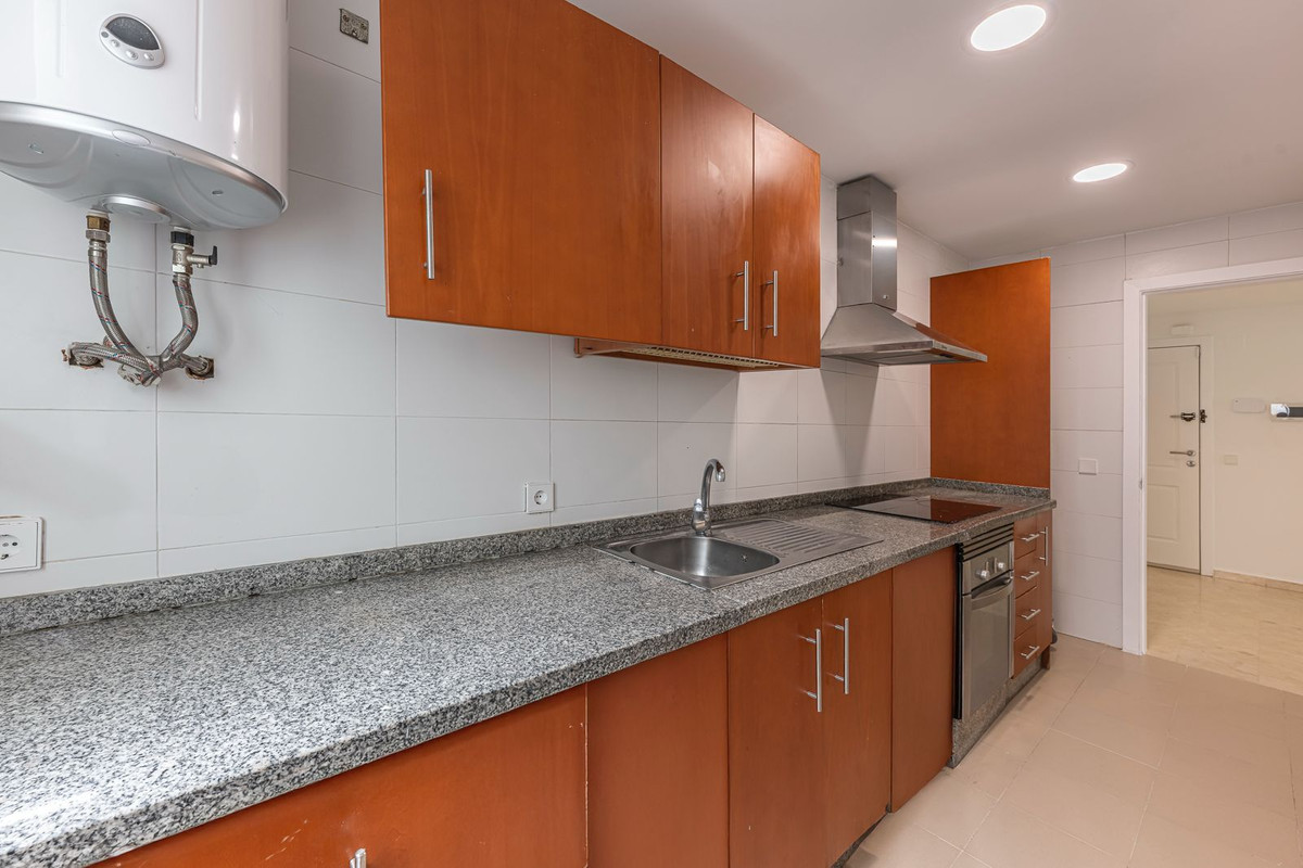 2 Bedroom Apartment in Estepona - Photo 15