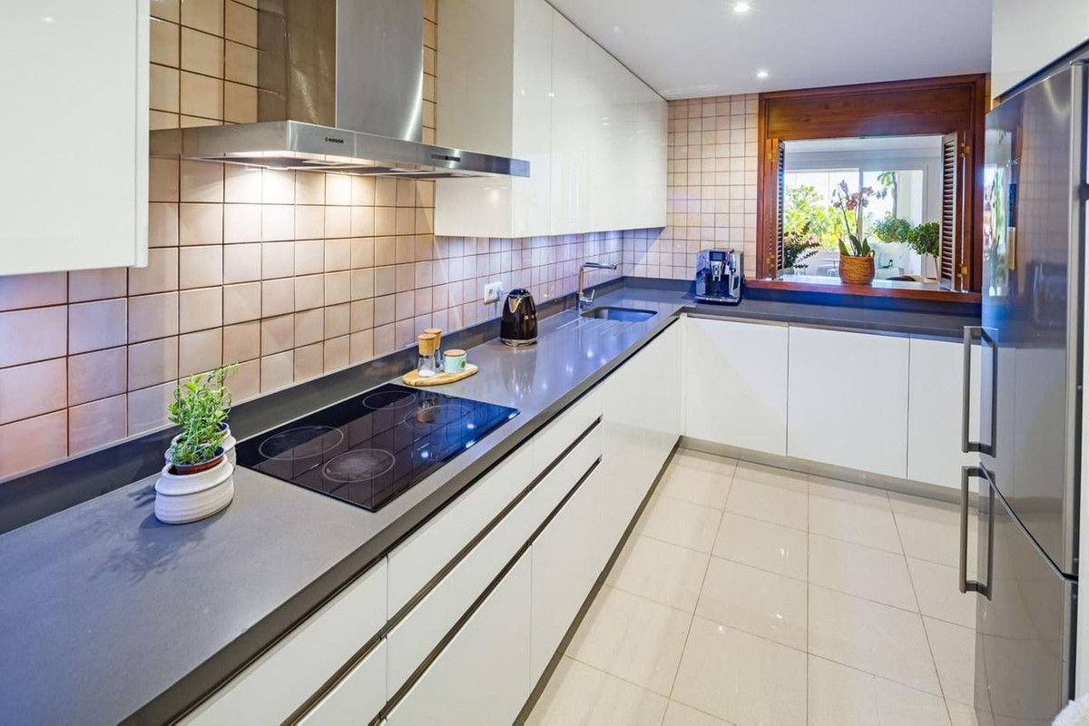 4 Bedroom Apartment in Marbella - Photo 7
