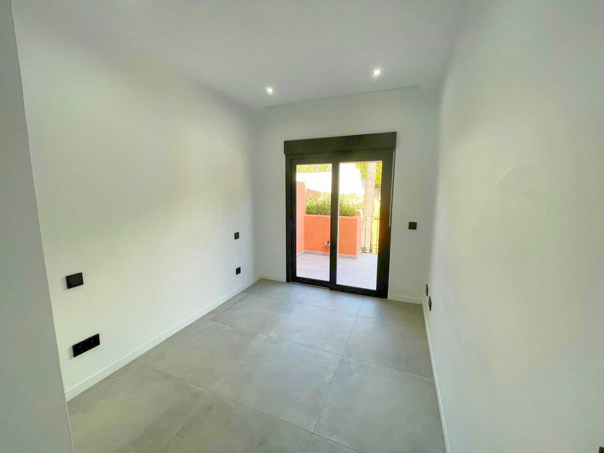 3 Bedroom Townhouse in Estepona - Photo 24