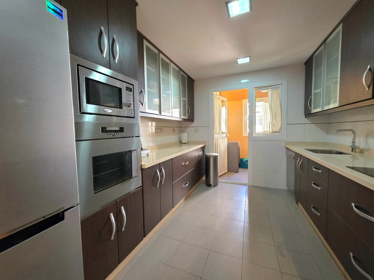 3 Bedroom Apartment in Estepona - Photo 10