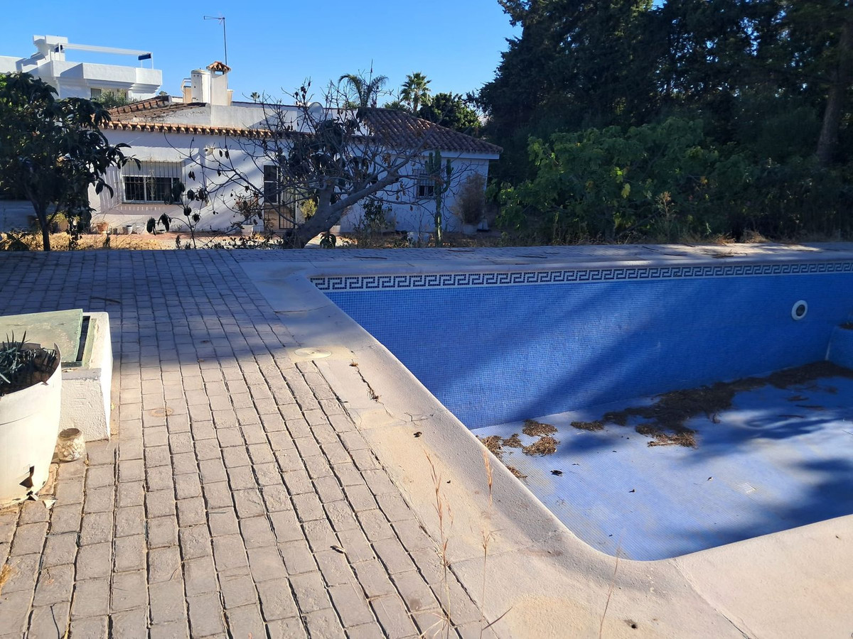 5 Bedroom Villa in Estepona - Photo 3