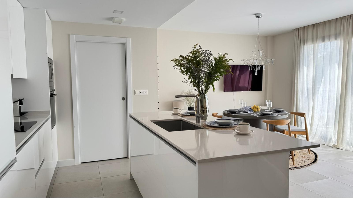 3 Bedroom Apartment in Estepona - Photo 3