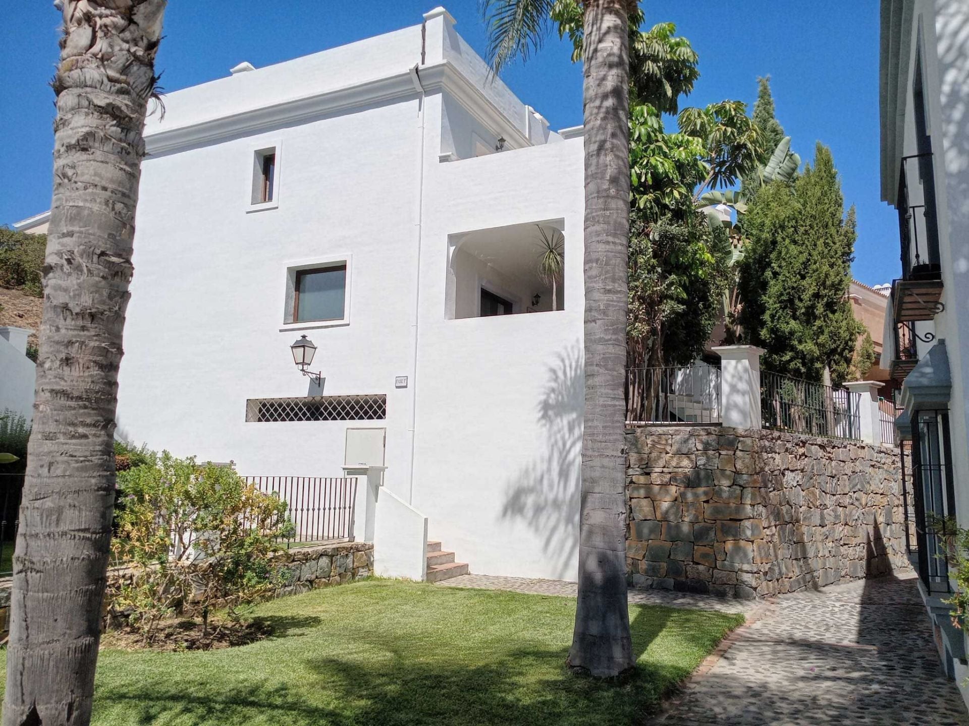 4 Bedroom Townhouse in Estepona - Фото 3