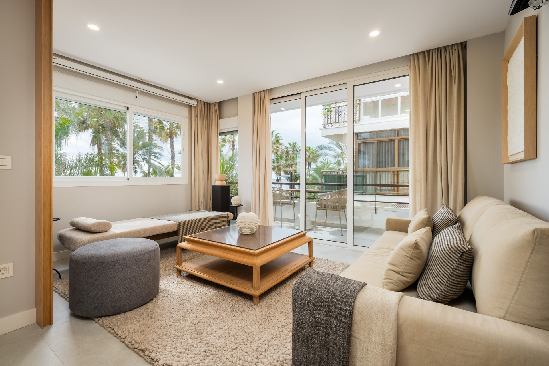 2 Bedroom Apartment in Estepona - Photo 2