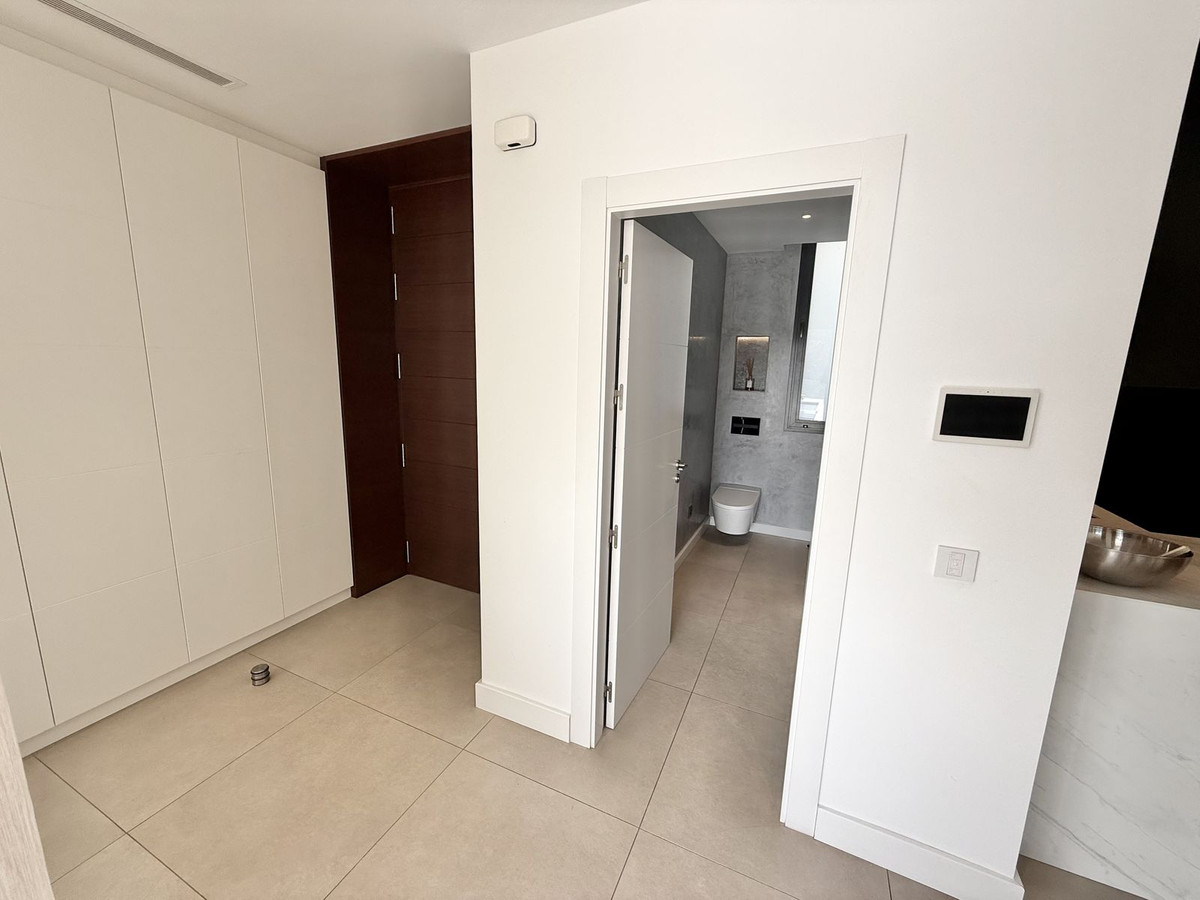 4 Bedroom Villa in Estepona - Photo 59