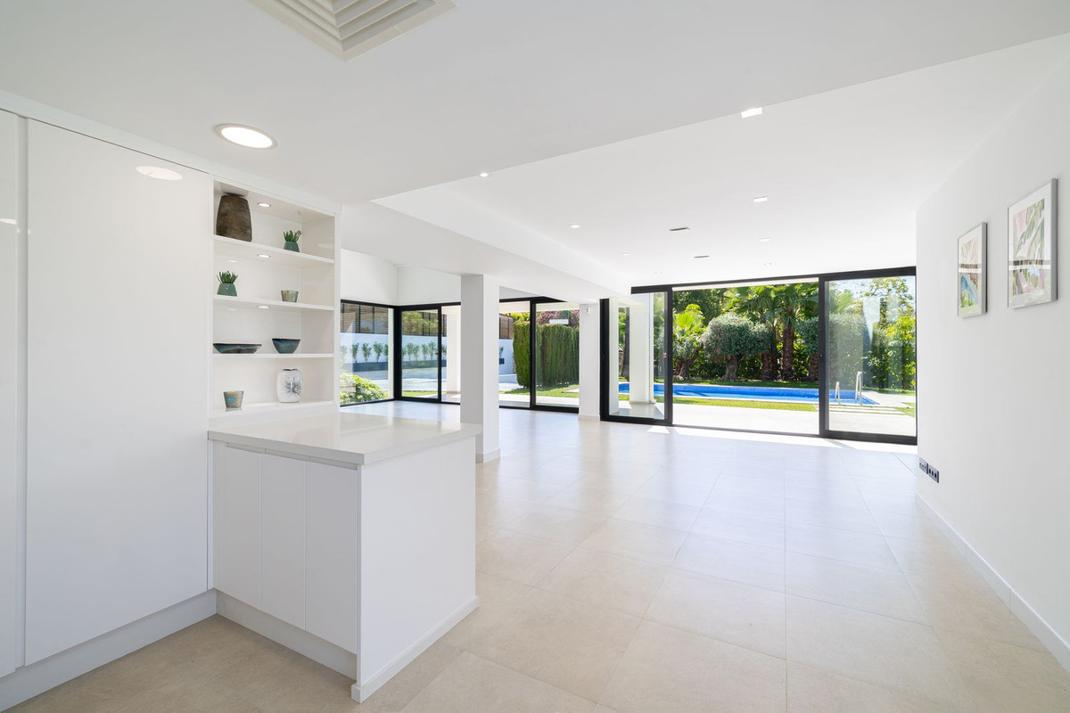 4 Bedroom Villa in San Pedro de Alcántara - Photo 12