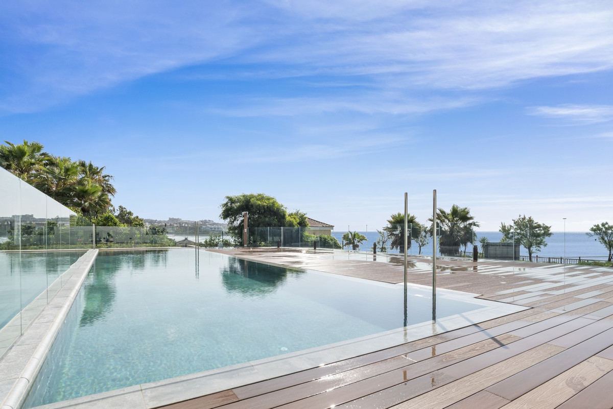 2 Bedroom Apartment in Estepona - Photo 4