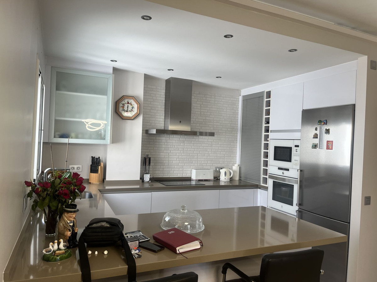 3 Bedroom Penthouse in Estepona - Photo 4