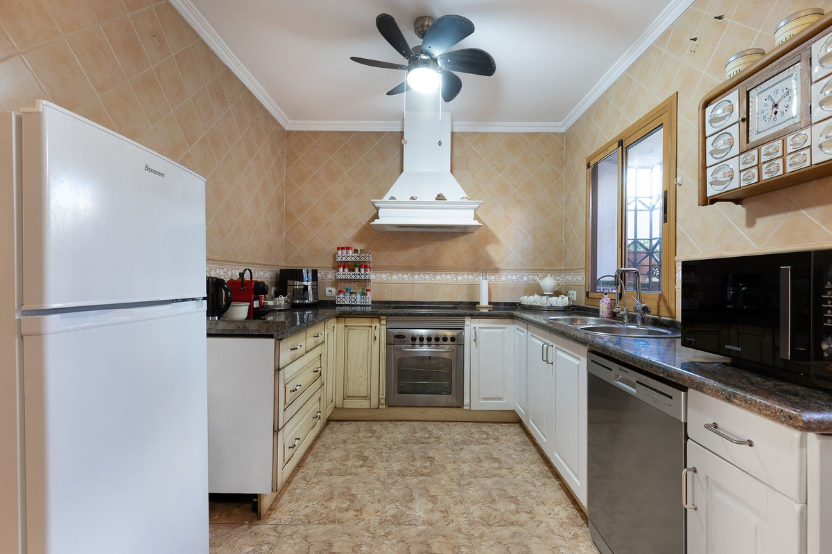 4 Bedroom Townhouse in Torremolinos - Photo 9