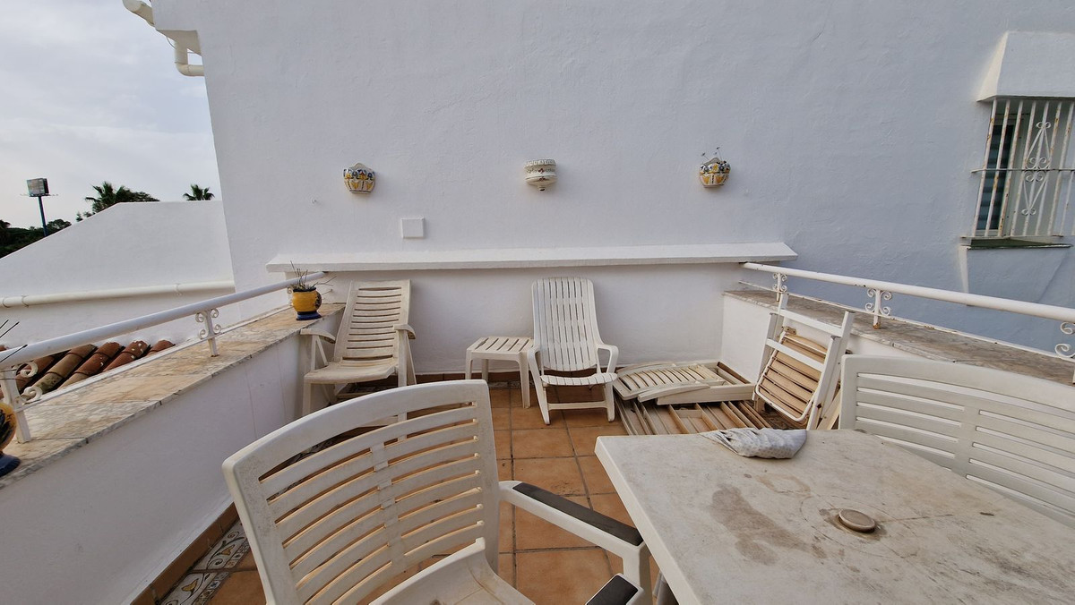2 Bedroom Apartment in Estepona - Photo 6