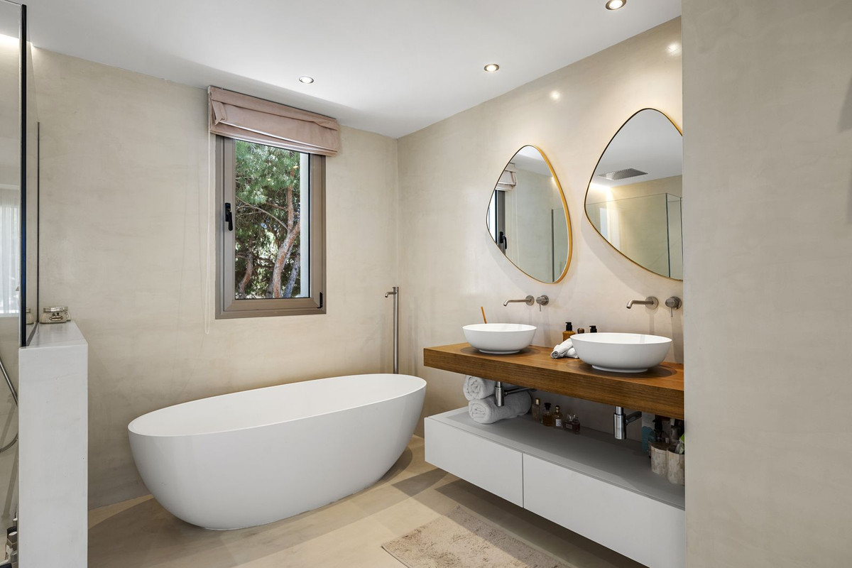 6 Bedroom Villa in Marbella - Photo 11