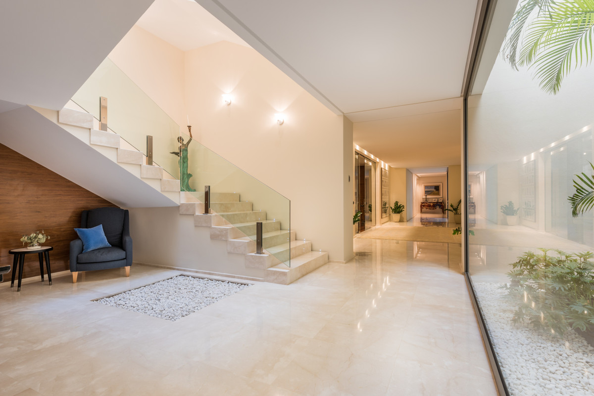 9 Bedroom Villa in Marbella - Photo 10