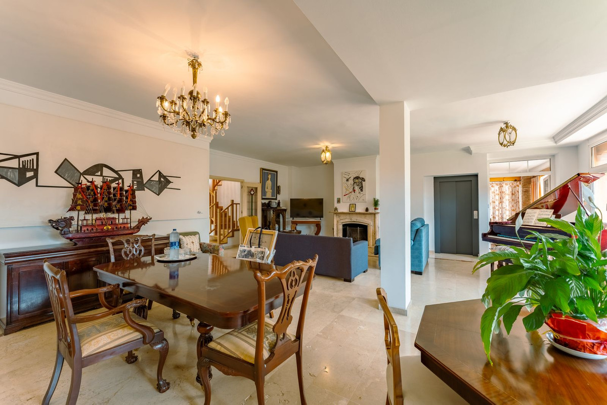 4 Bedroom Villa in San Pedro de Alcántara - Photo 3