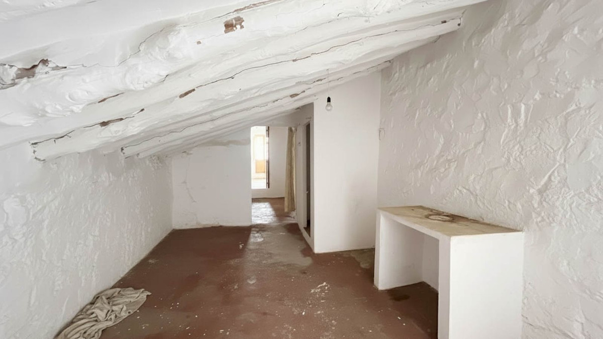 4 Bedroom Townhouse in Colmenar - Photo 2