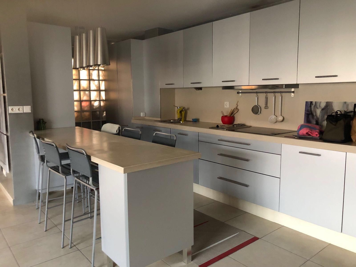 2 Bedroom Apartment in Marbella - Photo 5